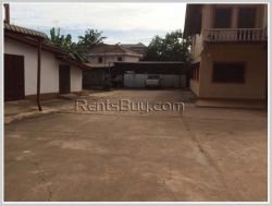 ID: 3851 - The large parking house by pave road with large parking space for rent