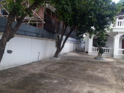 ID: 4512-House/Office near Panyathip International School for rent