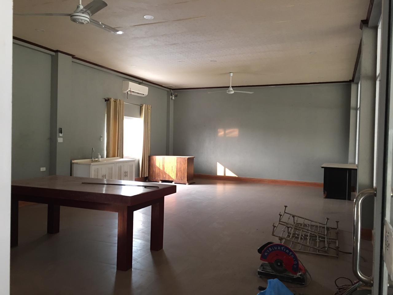 Large show room with 2 flr office for lease in Ban Nahae Sikottabong