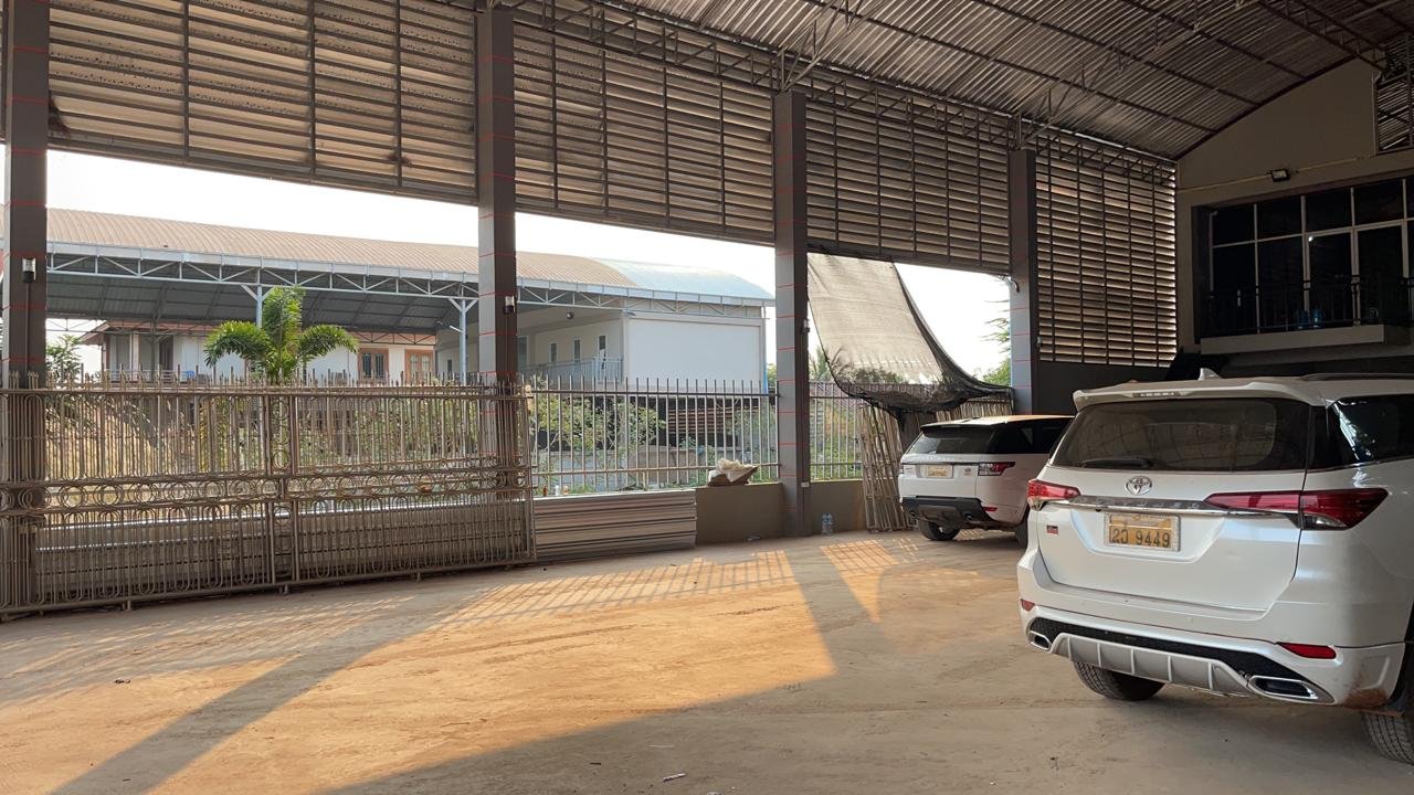Large show room with 2 flr office for lease in Ban Nahae Sikottabong