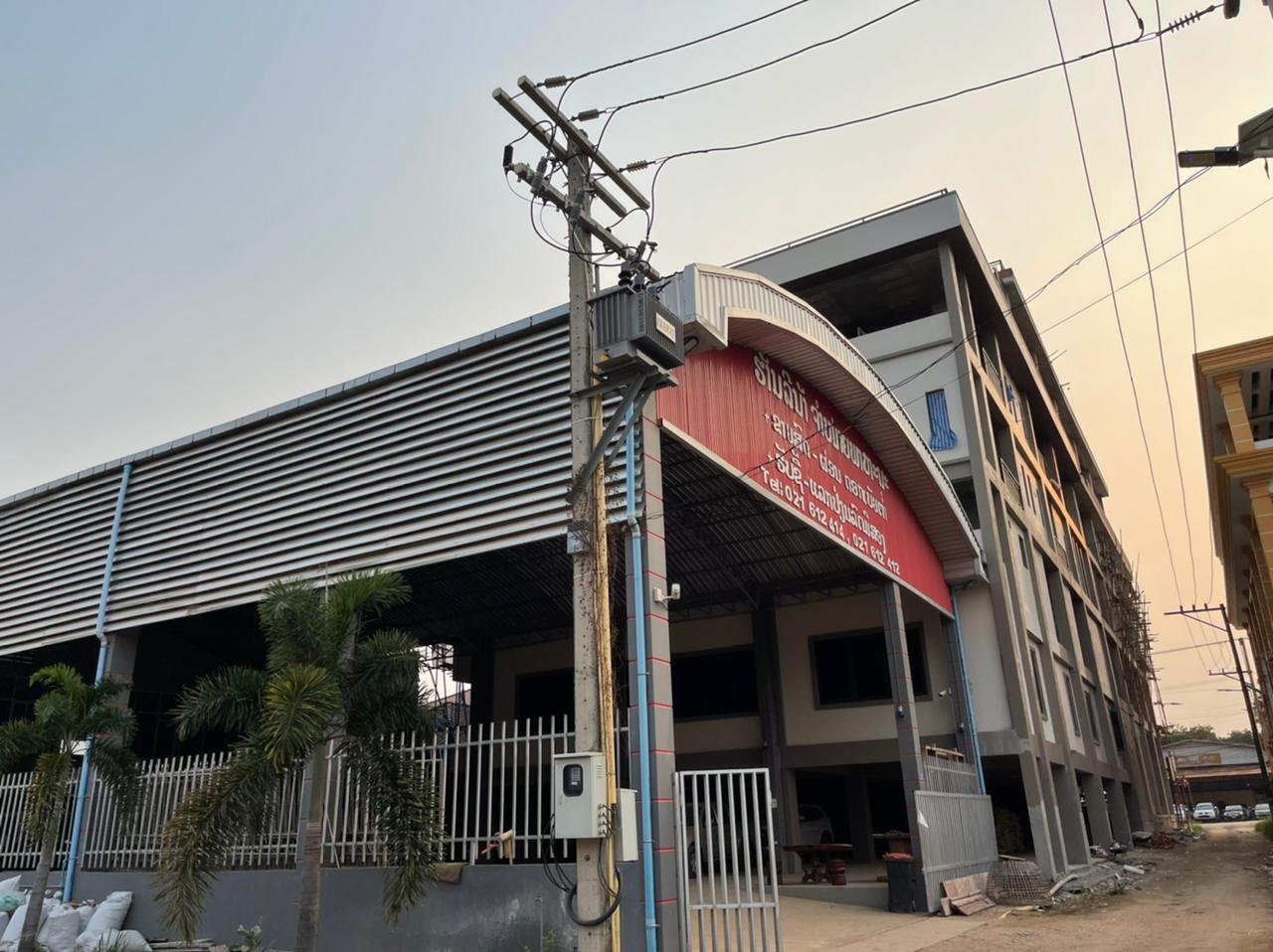 Large show room with 2 flr office for lease in Ban Nahae Sikottabong