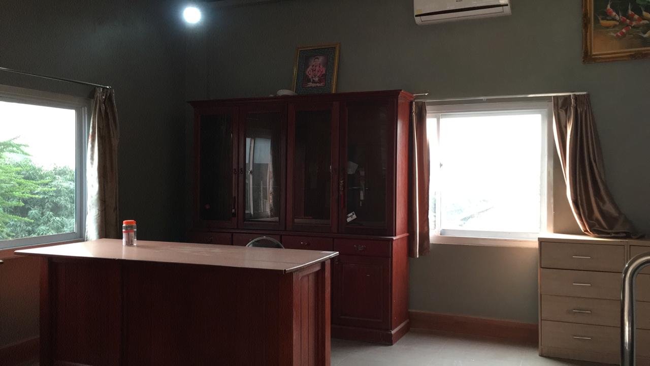 Large show room with 2 flr office for lease in Ban Nahae Sikottabong