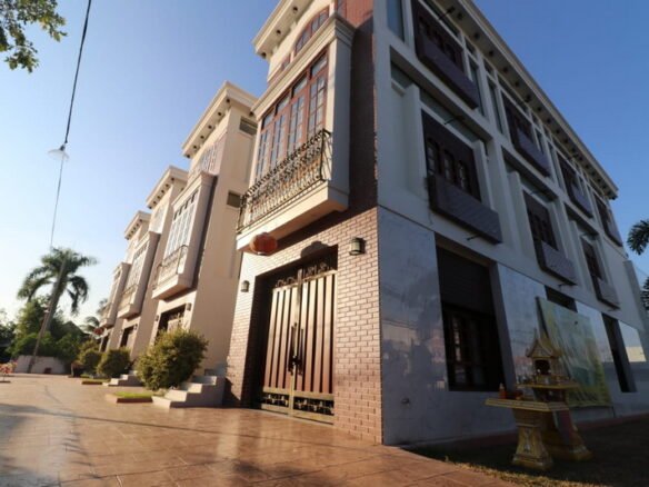 ID: 4398 – The townhouse for sale or rent Ban Saphanthong at the front of VIS.