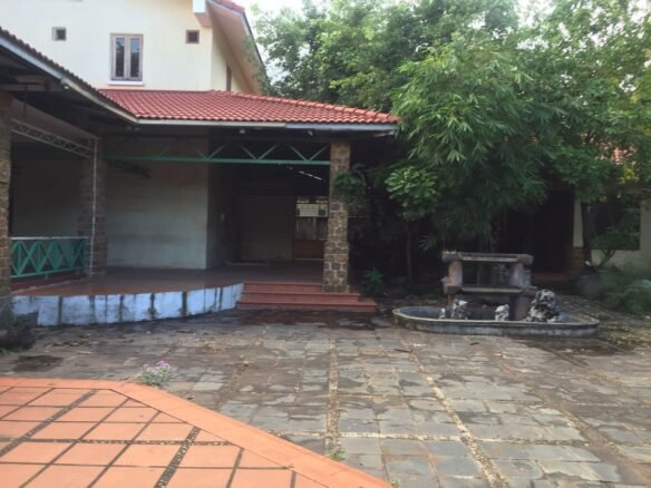 ID: 4027 – The nice restaurant next to main avenue and neighborhood of Patuxay for rent.