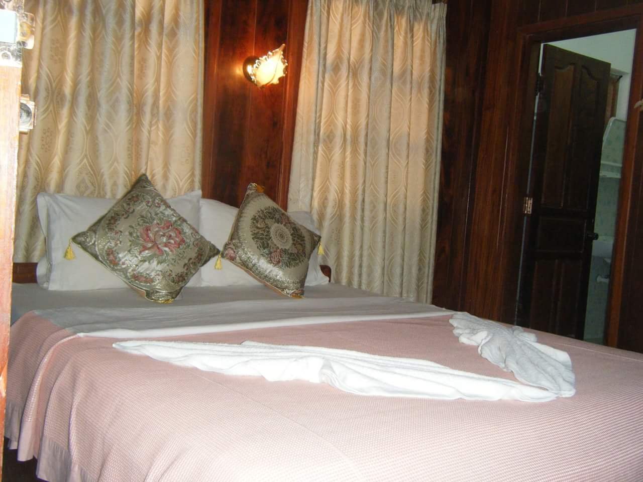 ID: 3912 – The Hotel by Mekong River for rent & sale in Ban Pakbang, Oudomsay Province.