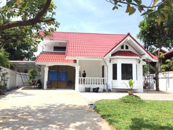 ID: 4537- House near The Pizza Company Phonsinuan for rent