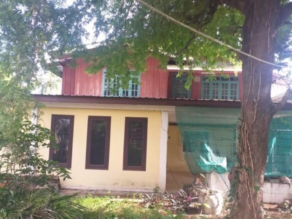 ID: 4606-Wooden house with row house near Setthathirath hospital for sale