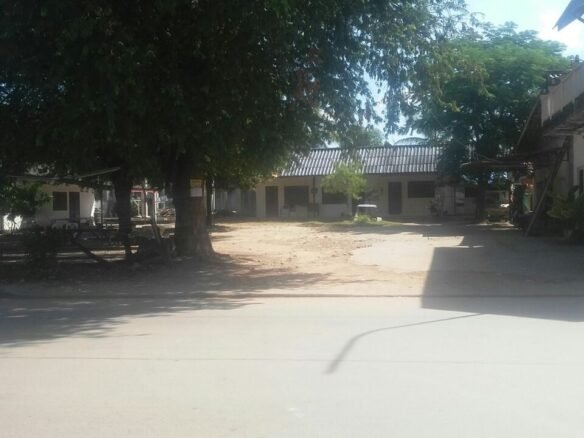 ID: 4580 – Nice land with row house by concrete road in Ban Chomphet for sale.