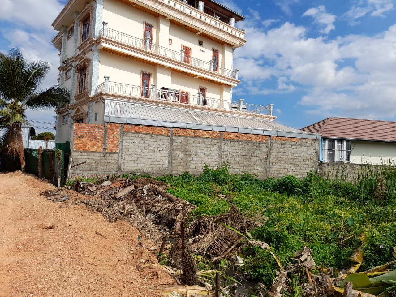 Land-for-sale3 ID: 4590- Nice land near Patuxay and Ministry of finance for sale.
