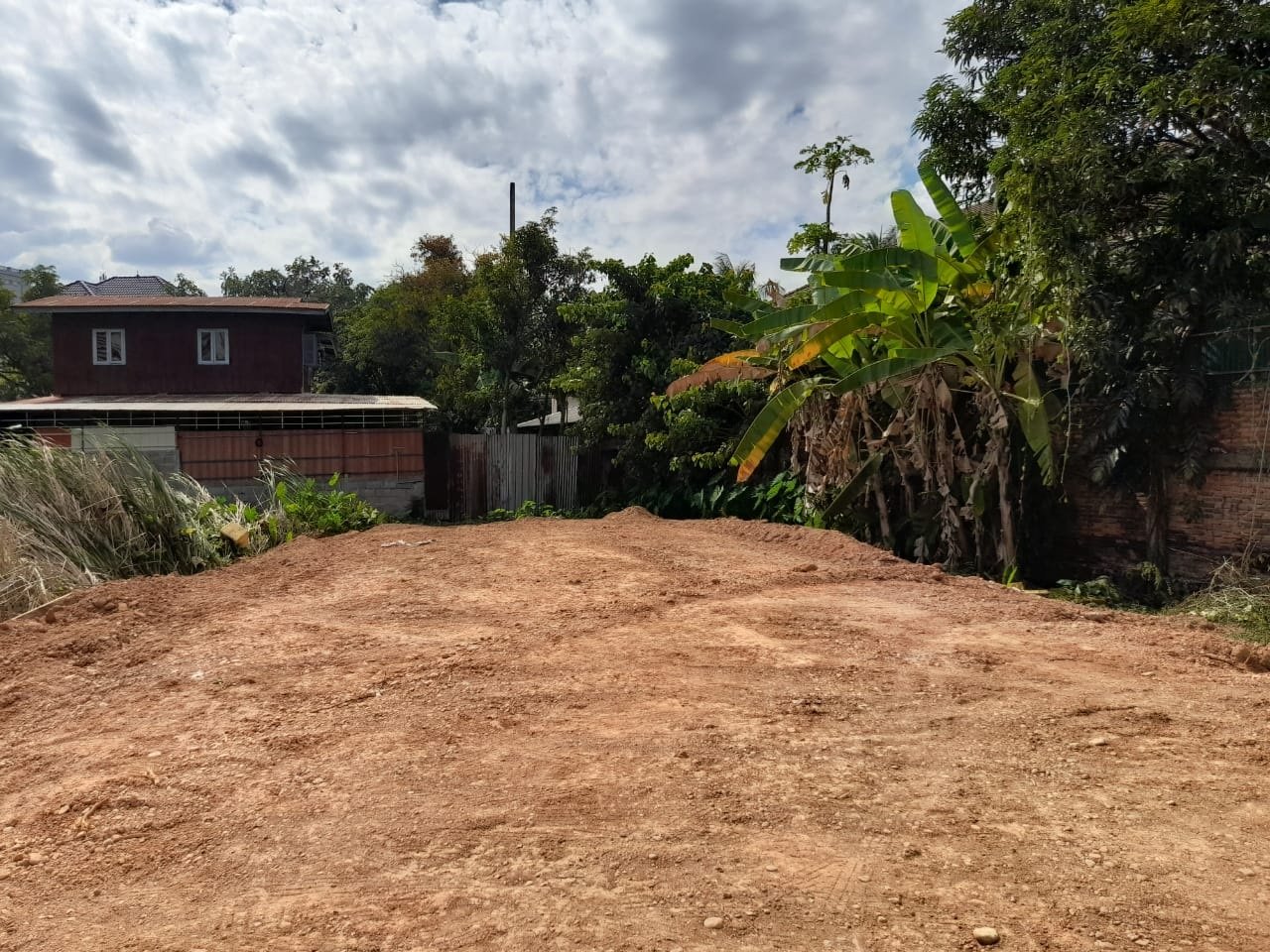 Land-for-sale5 ID: 4590- Nice land near Patuxay and Ministry of finance for sale.