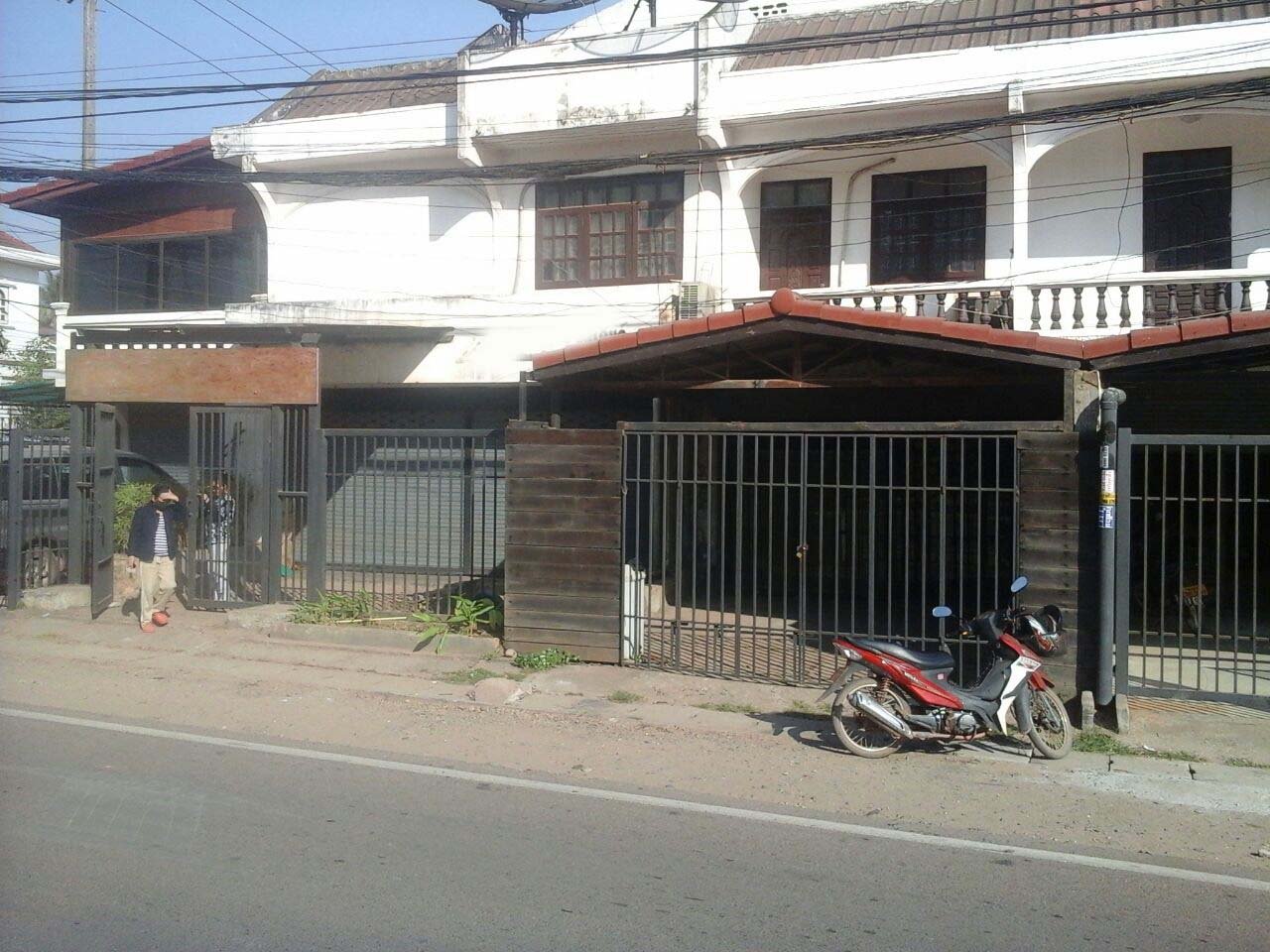 ID: 810 – Office for rent by main road near French International School