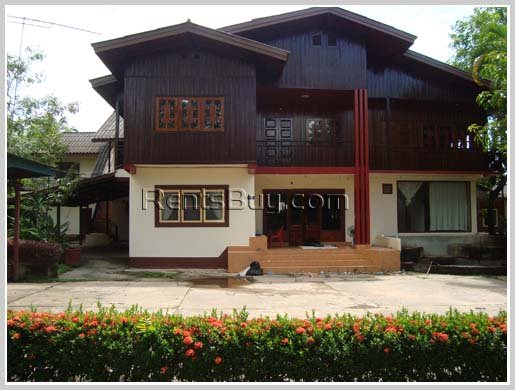 ID: 1459 – Colonial houses with very large shady garden.