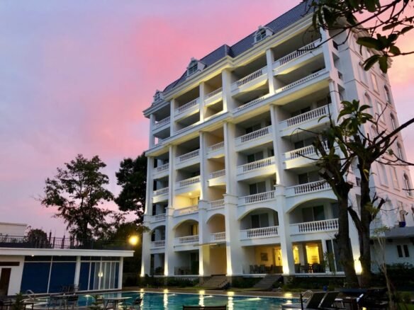 ID: 4214 – The pinnacle of luxury high-rise living with swimming pool for rent.