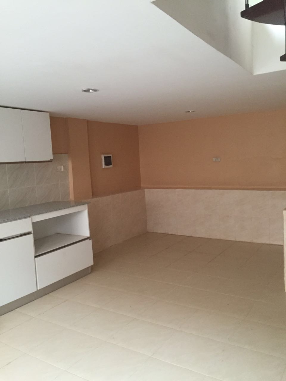 Apartment-for-rent-Sisattanak-Vientiane-Lao20160709_1993 ID: 3220 – New apartment with fully furnished and sizable packing space for rent.