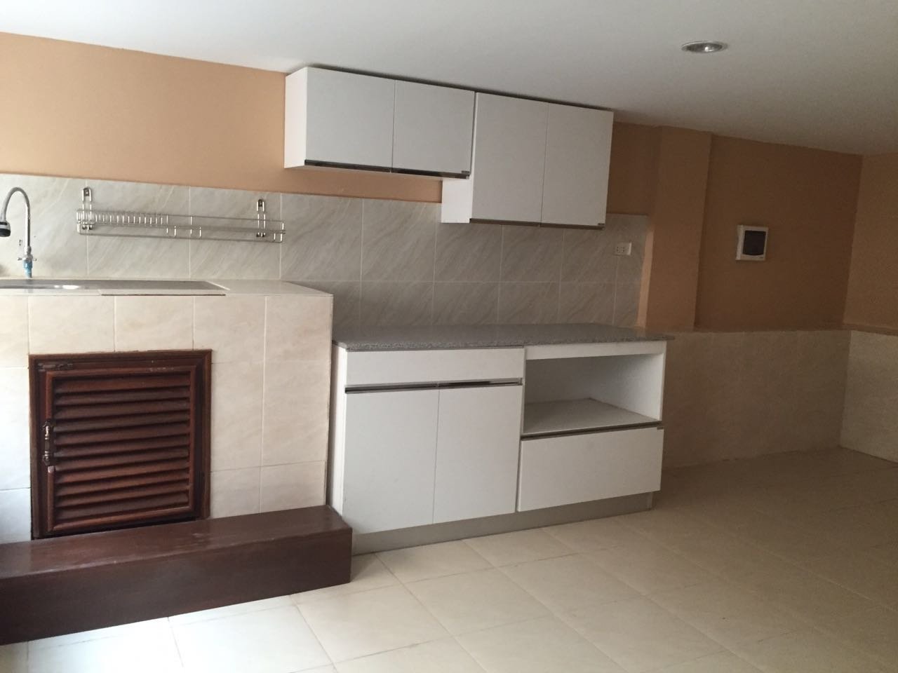 Apartment-for-rent-Sisattanak-Vientiane-Lao20160709_1994 ID: 3220 – New apartment with fully furnished and sizable packing space for rent.
