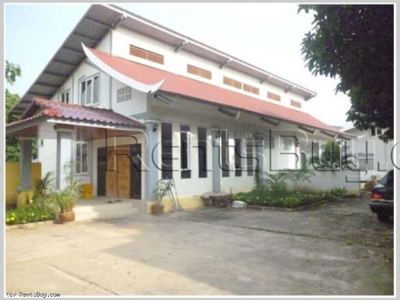 3338 – Beautiful compound houses with fully furnished next to concrete road for rent.