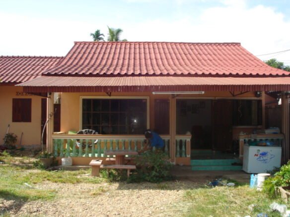 ID: 899 House with 3 units of apartment for sale