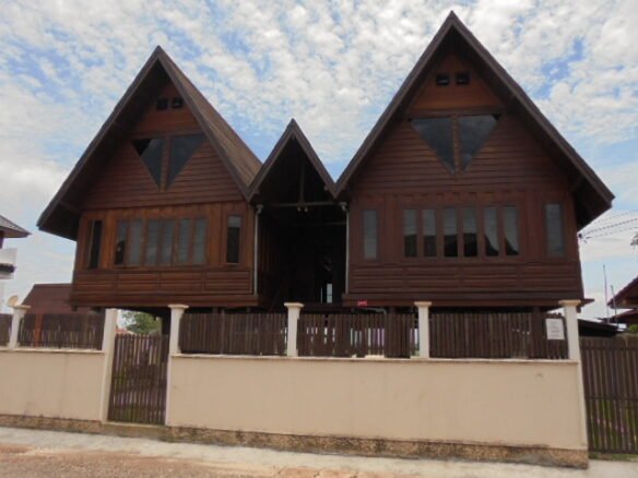 ID: 924 Wooden Lao style house by the Mekong