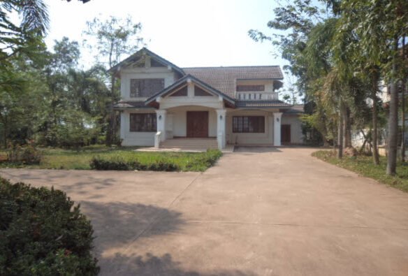 ID: 877 Nice house with large land in town for sale