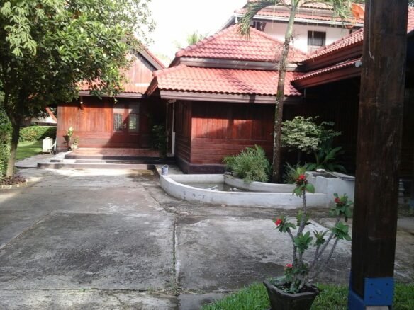 ID: 1116 – Lao style house with large land near Kiettisack international school