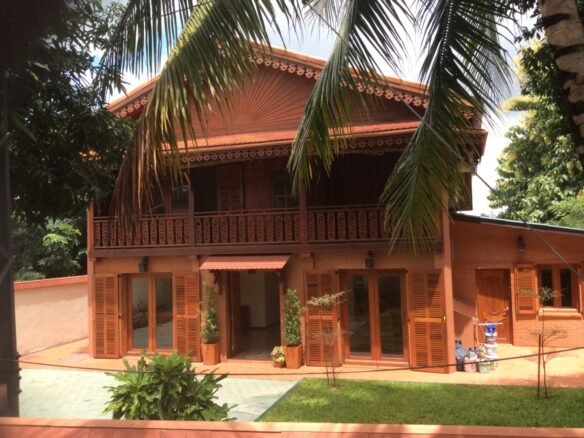ID: 2903 – Beautiful wooden house near Patouxai Monument for rent