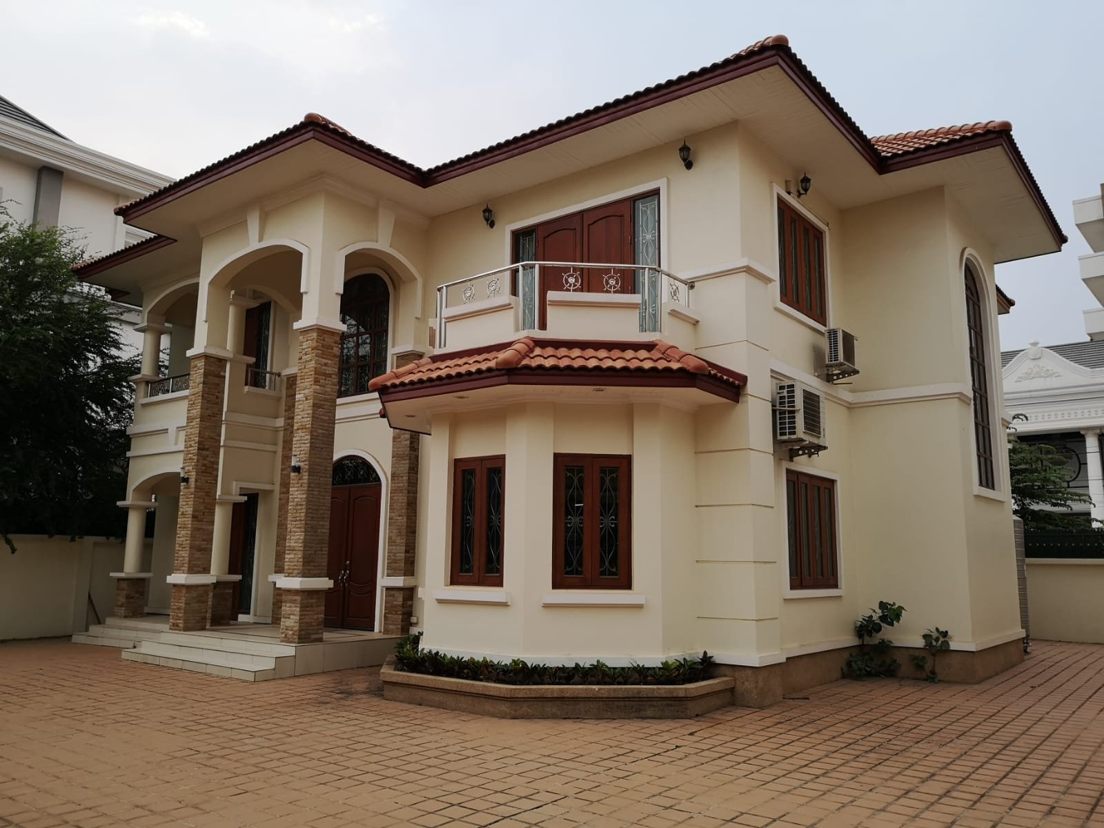 6 ID: 1994 – New modern house in business area