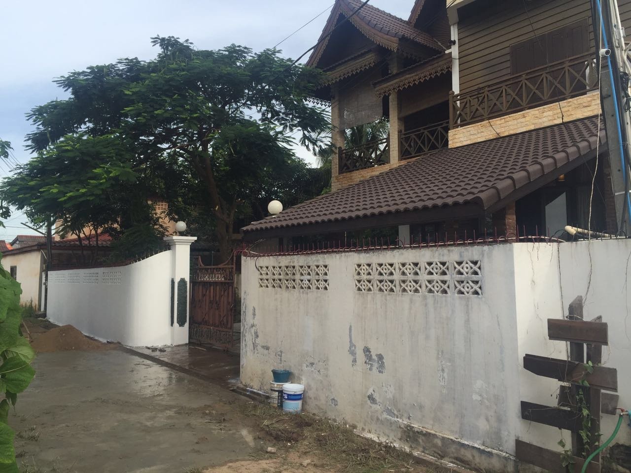 3240 – Lao style house near Mekong River for rent