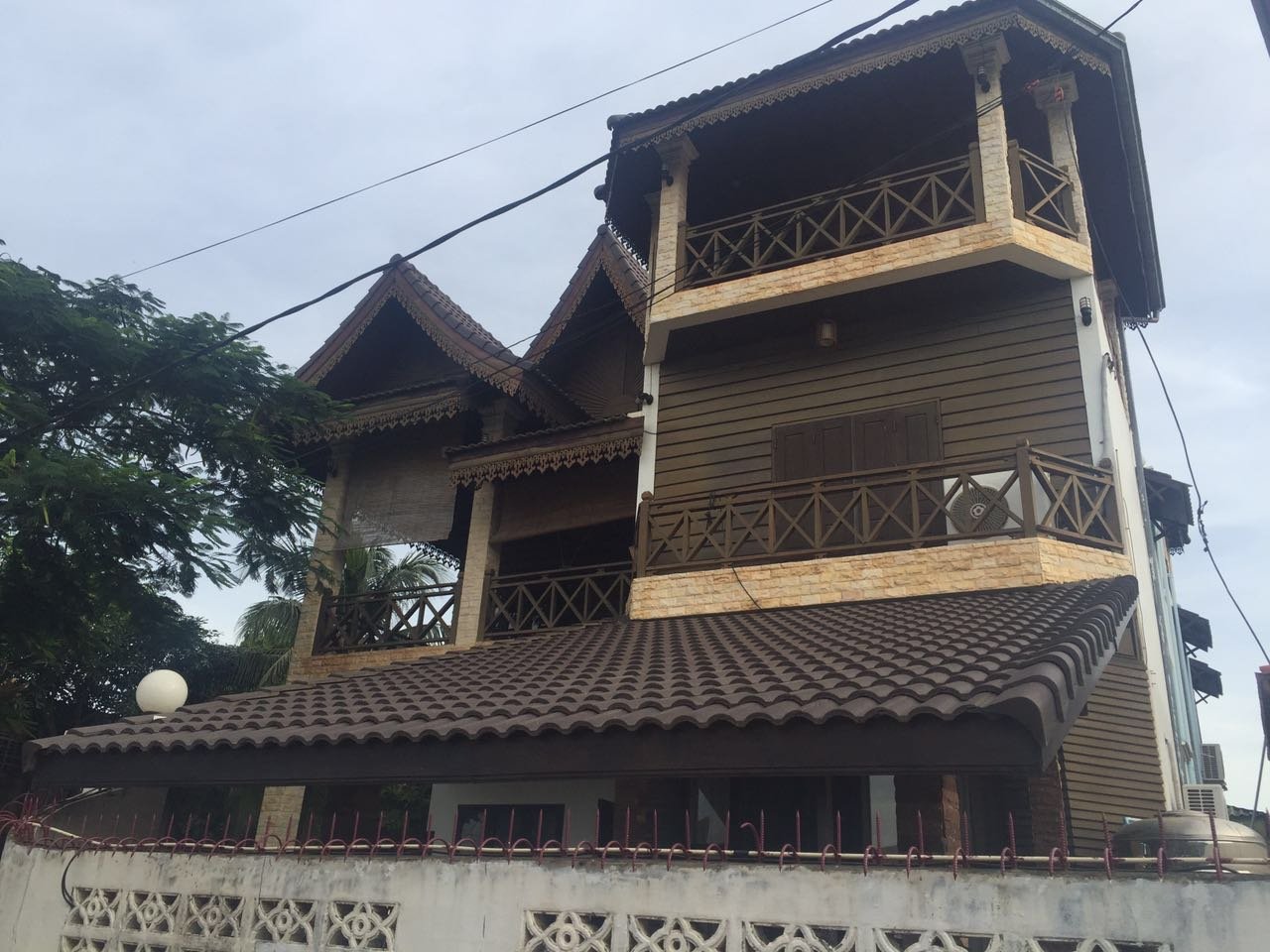 3240 – Lao style house near Mekong River for rent