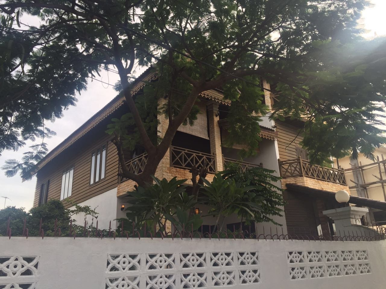 3240 – Lao style house near Mekong River for rent
