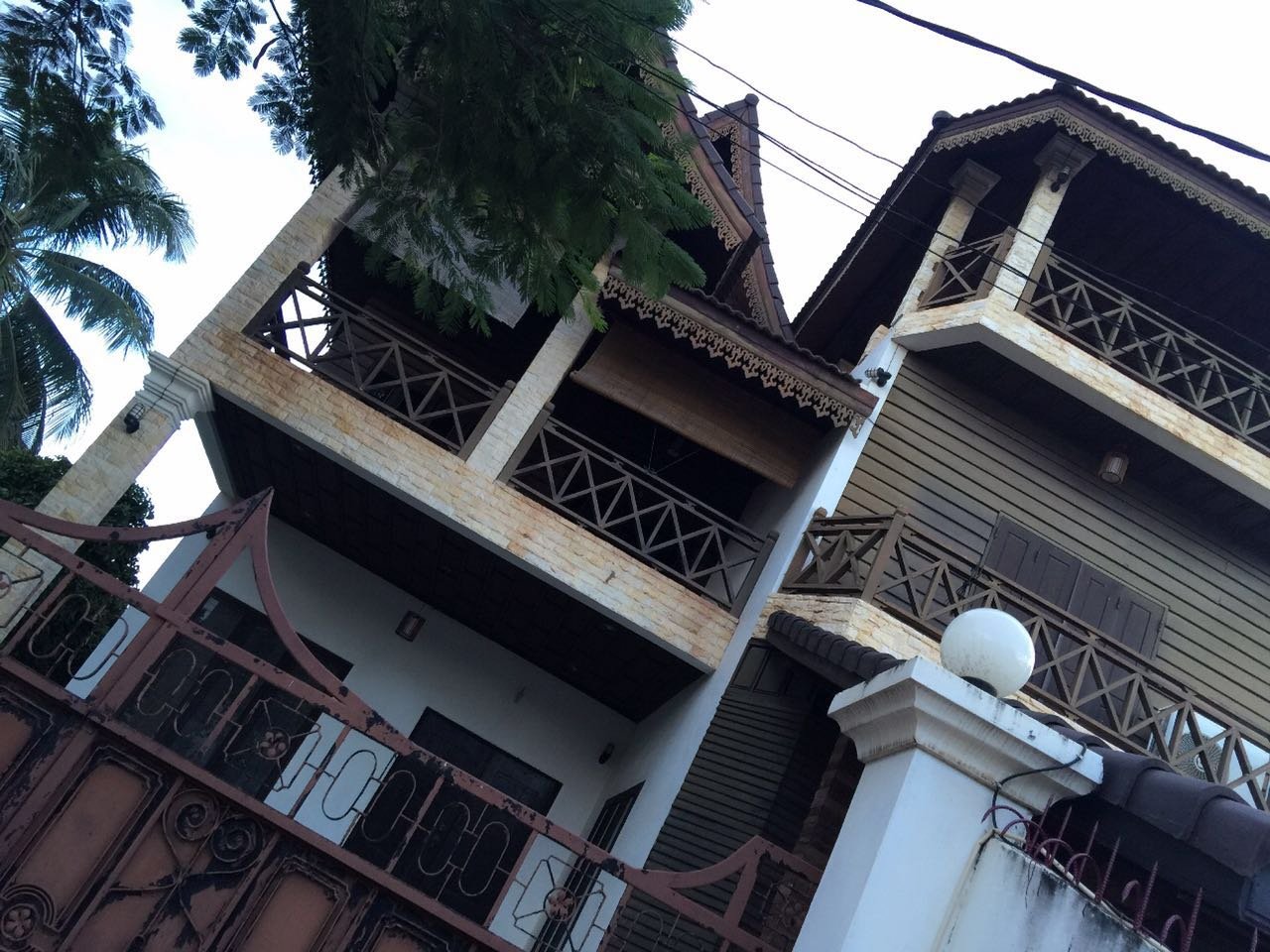 3240 – Lao style house near Mekong River for rent