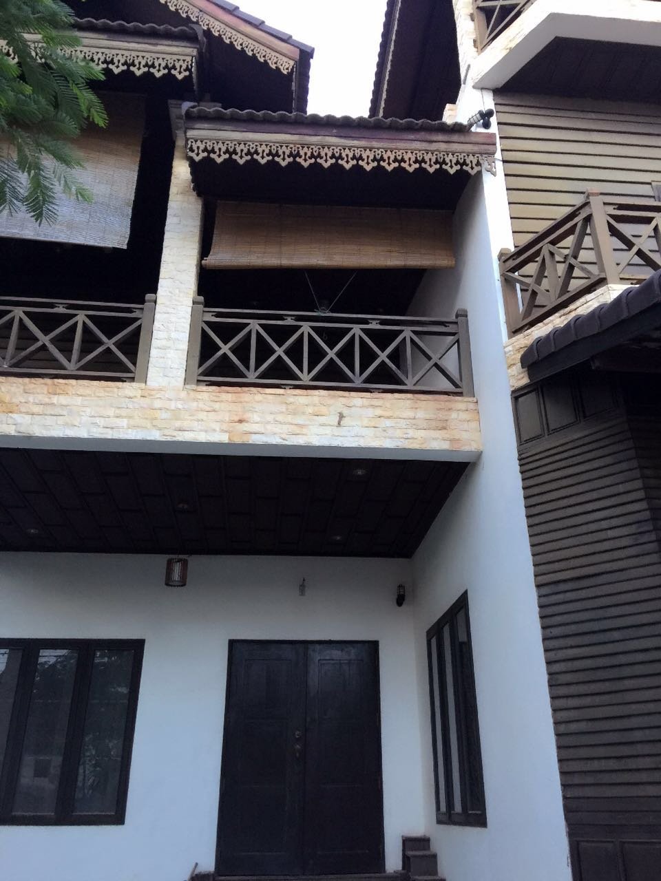 3240 – Lao style house near Mekong River for rent