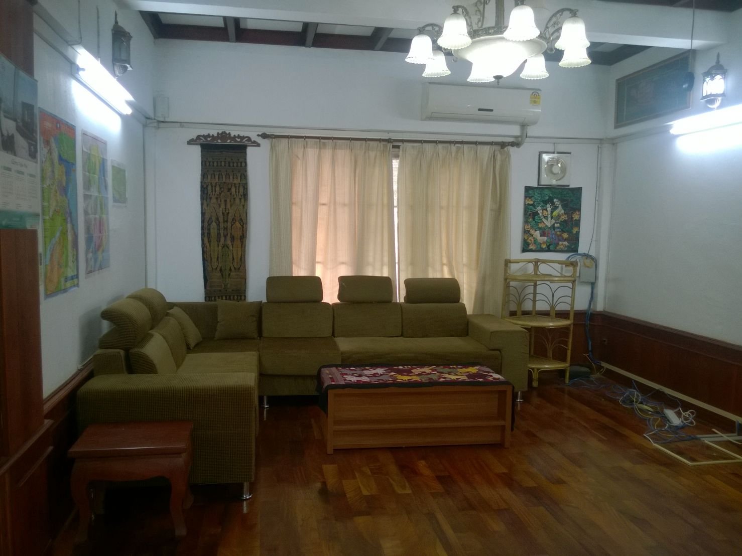 ID: 1400 – Newly renovated house close to fitness center