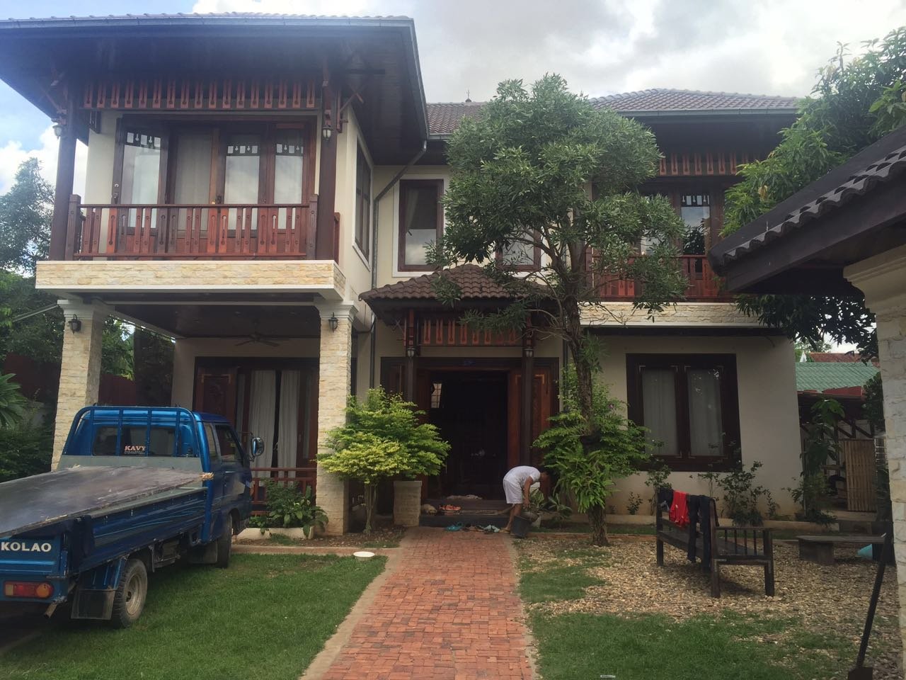 ID: 1695 – Nice villa next to concrete road and not far from Thatluang Temple for rent