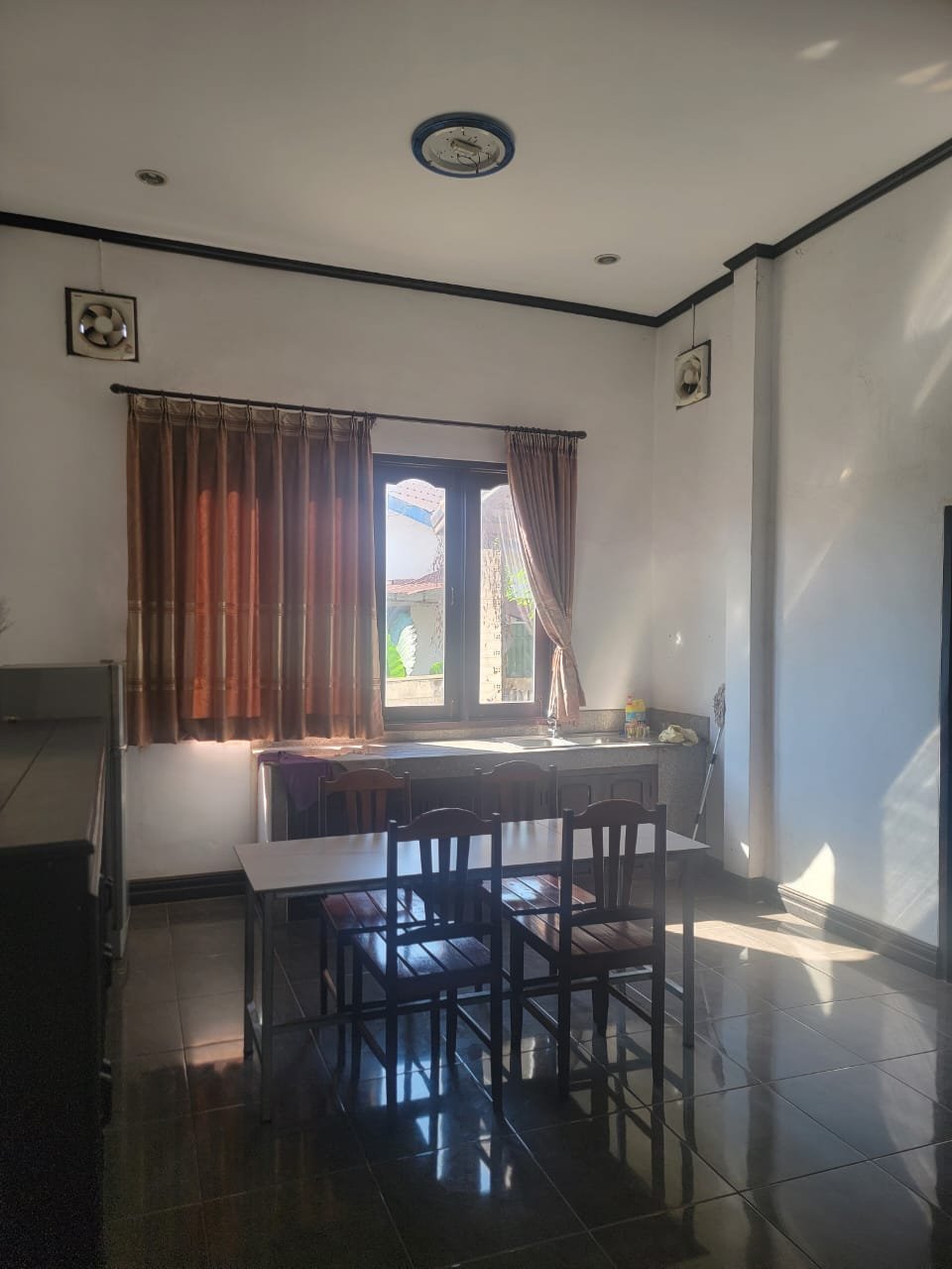 ID: 3317 – Beautifull house near local fresh market for rent in Sikhottabong district.