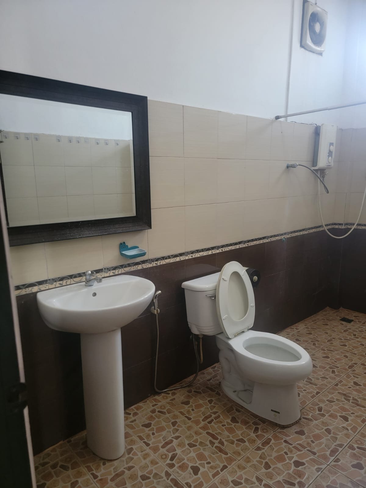 ID: 3317 – Beautifull house near local fresh market for rent in Sikhottabong district.