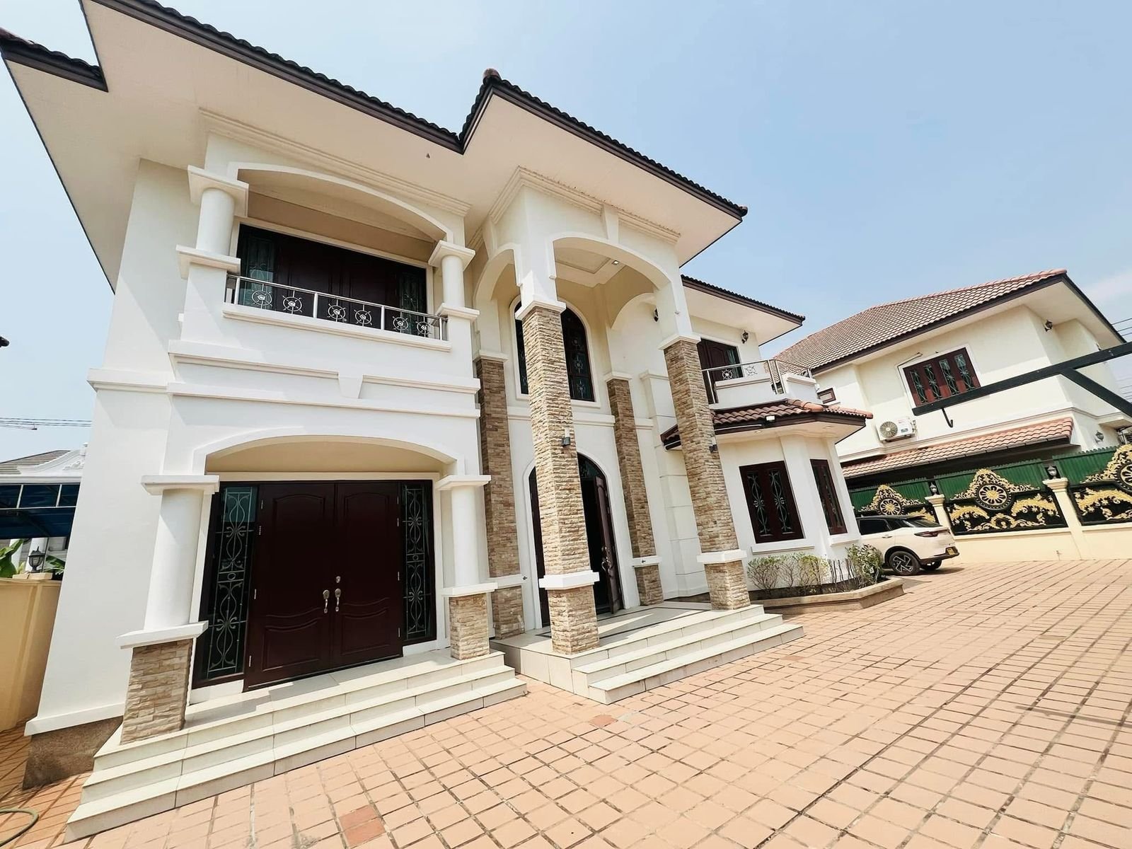 WhatsApp Image 2025-02-24 at 10.15.14_8a0113b3 ID: 1994 – New modern house in business area