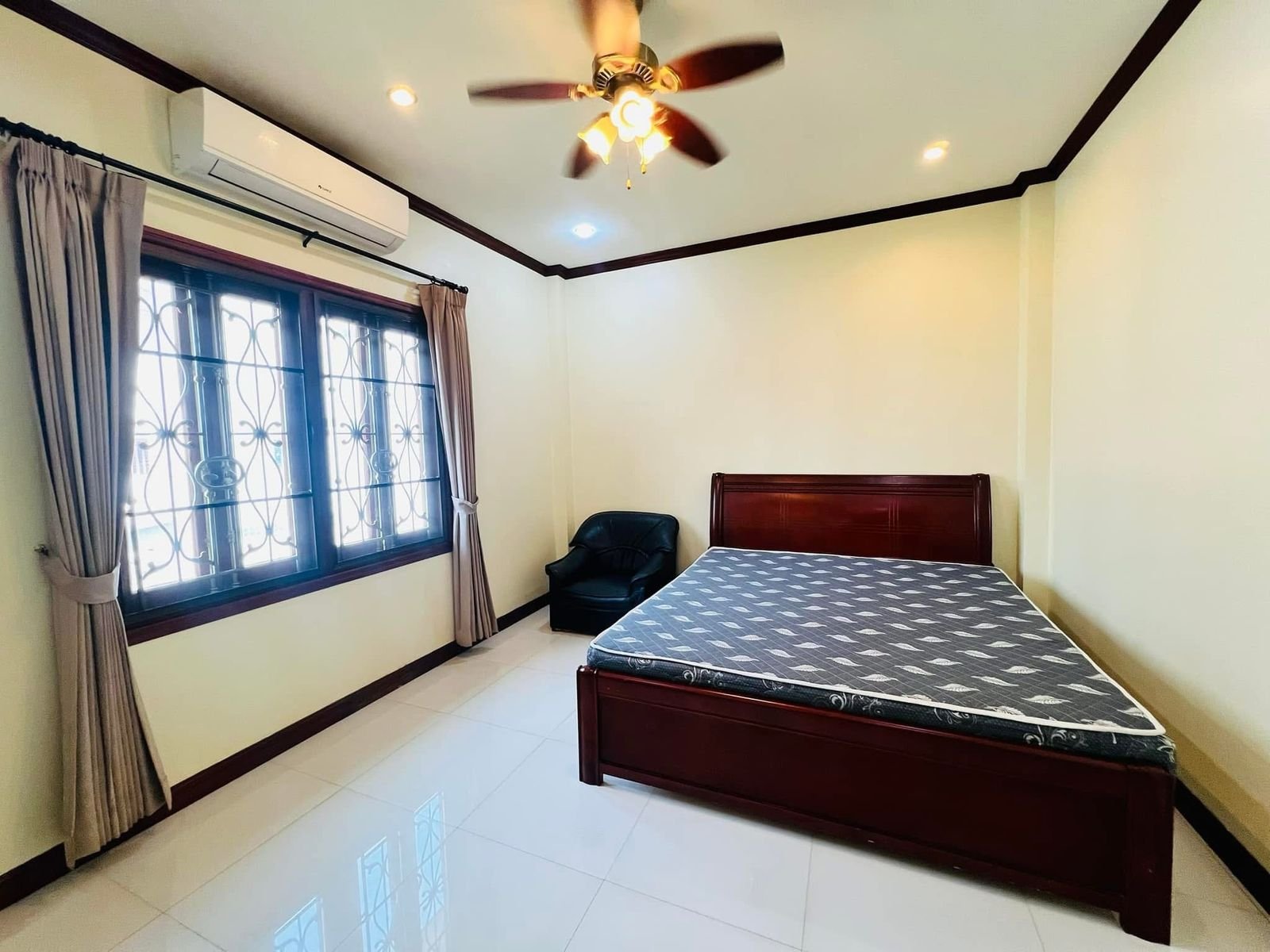 WhatsApp Image 2025-02-24 at 10.15.19_204110d1 ID: 1994 – New modern house in business area