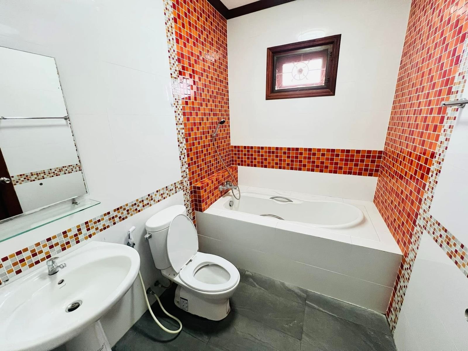 WhatsApp Image 2025-02-24 at 10.15.20_a0f04548 ID: 1994 – New modern house in business area
