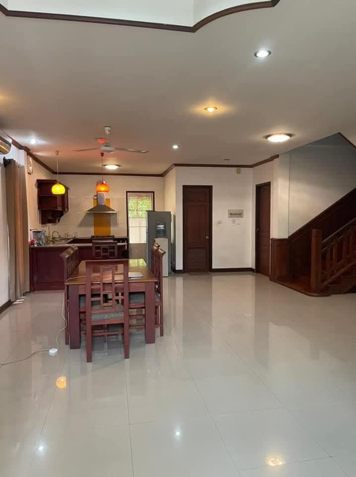 ID: 3594 – Timbered house near Thai Royal Embassy (Visa Consular unit) and The Pizza Company, Phonsinuan, for rent