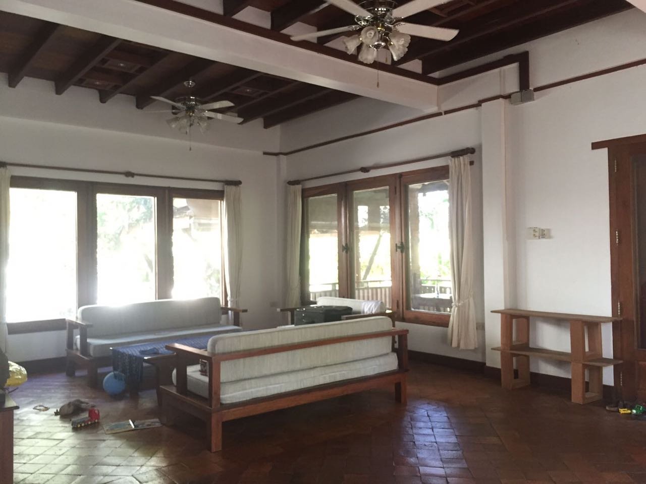 ID: 3918 – The contemporary house with large garden next to concrete road for rent