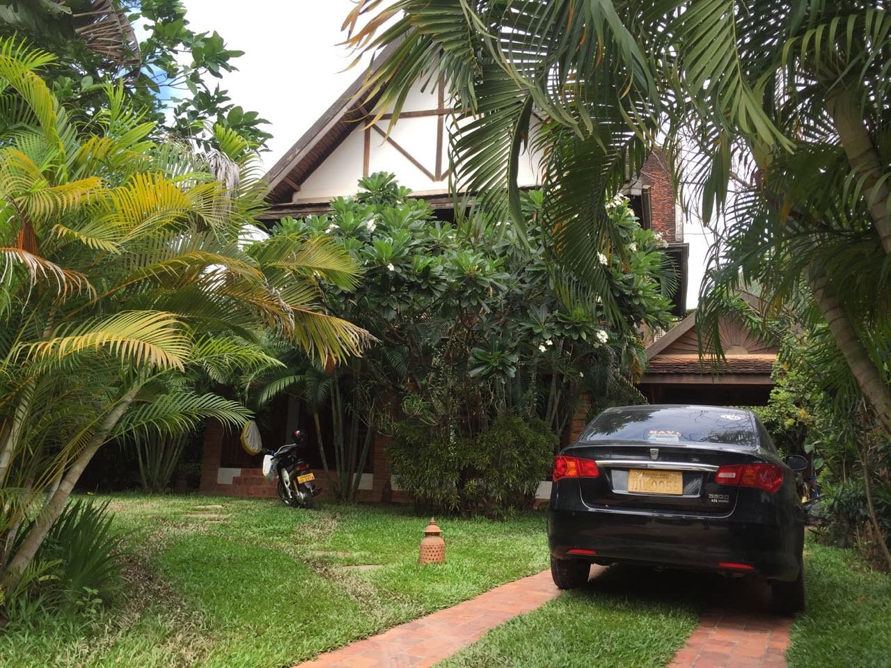 ID: 3918 – The contemporary house with large garden next to concrete road for rent