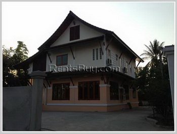 ID: 1828 – 2 modern and Lao style houses near VIS at one price