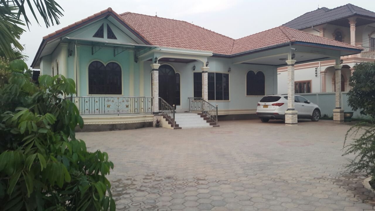 House-for-sale-Saysettha-Vientiane-Lao20161019_4971 ID: 3340 – Pretty house by pave road and near Huakua market for sale