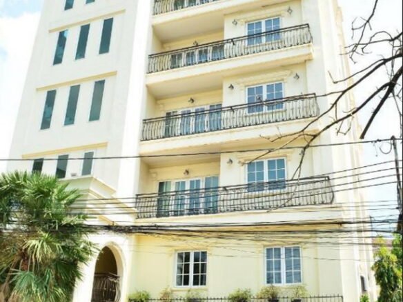 2287 – Luxury serviced apartment with pool near Patouxay