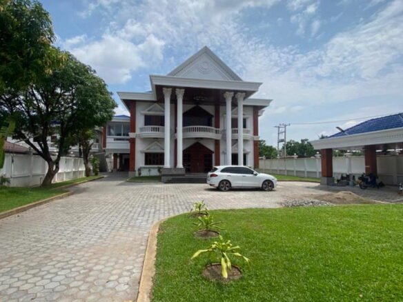 2197 – Big house with 8 rooms by main road for office