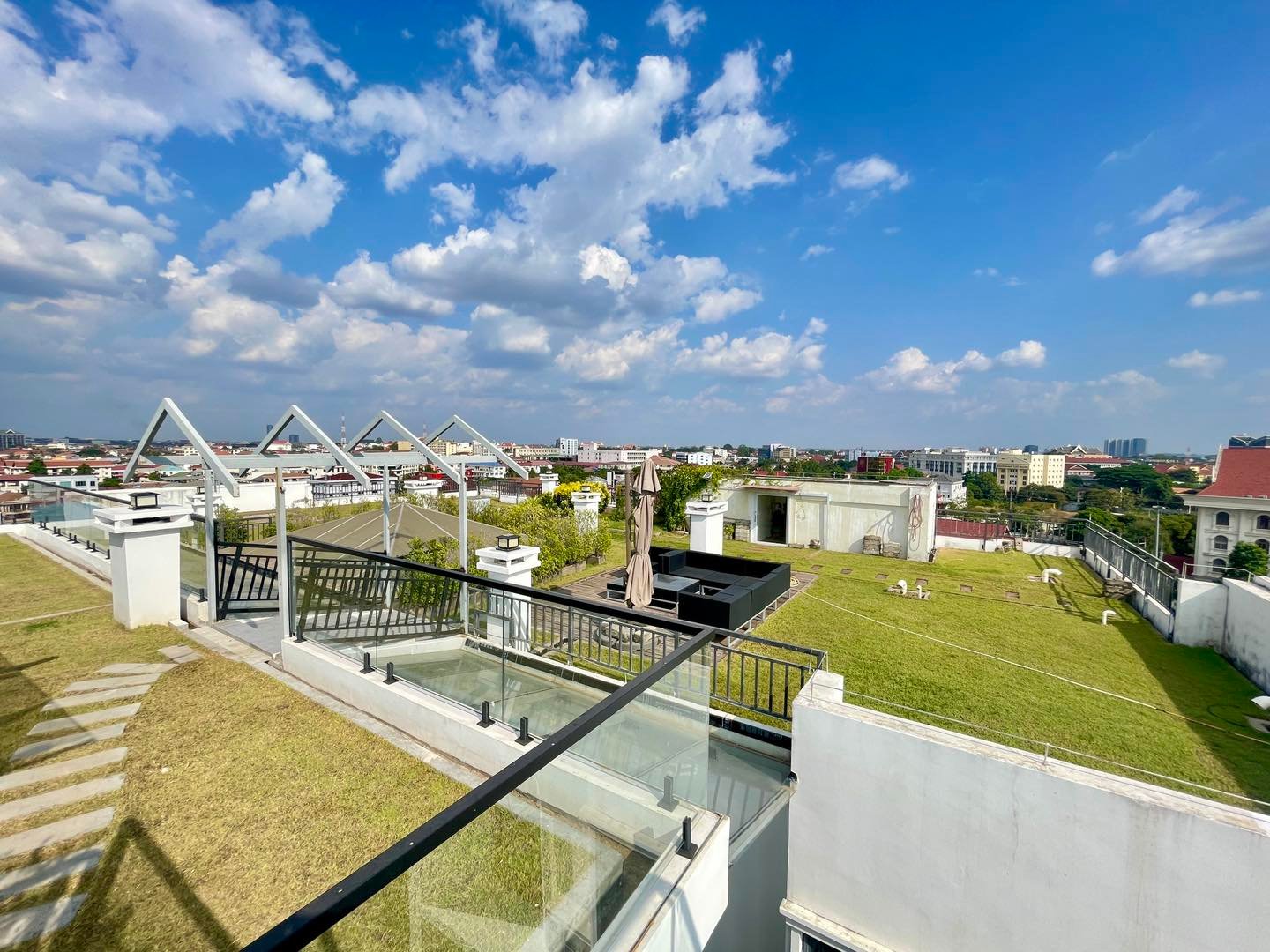 4810-High-Rise Apartment for Rent in Vientiane Near Patuxay Park