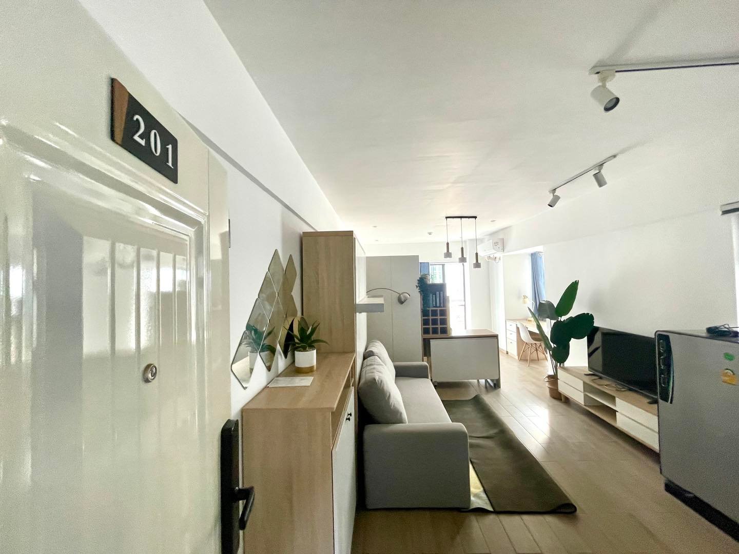 4810-High-Rise Apartment for Rent in Vientiane Near Patuxay Park