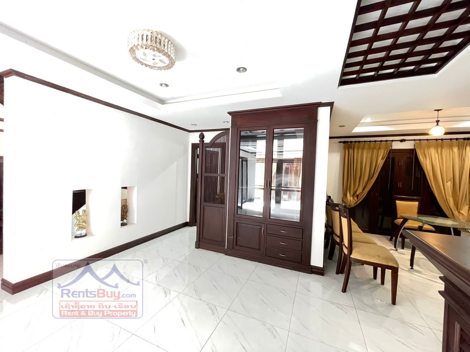 2407 – Pretty house near Mercure hotel for rent.