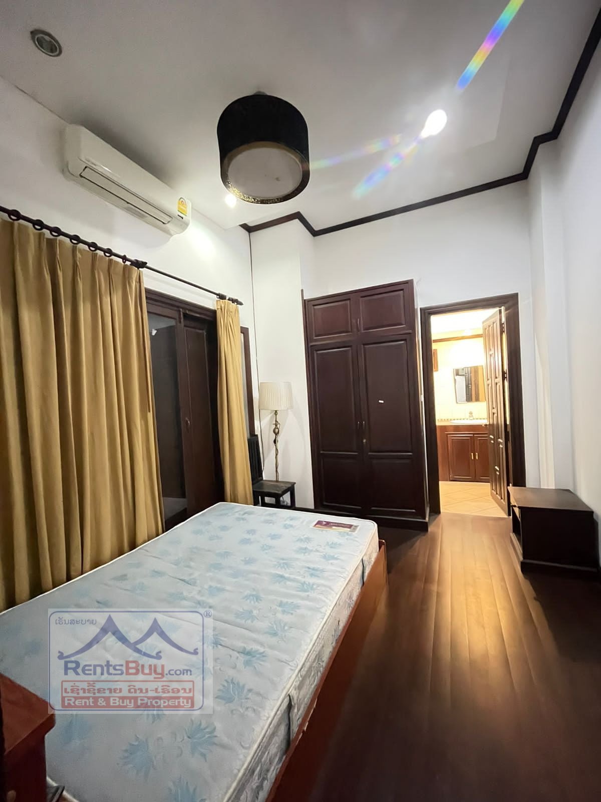 2407 – Pretty house near Mercure hotel for rent.