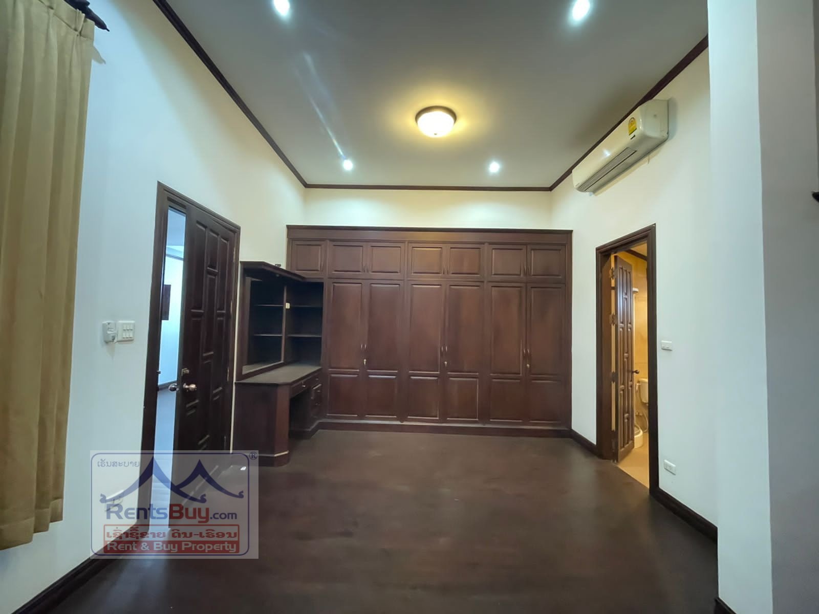 2407 – Pretty house near Mercure hotel for rent.